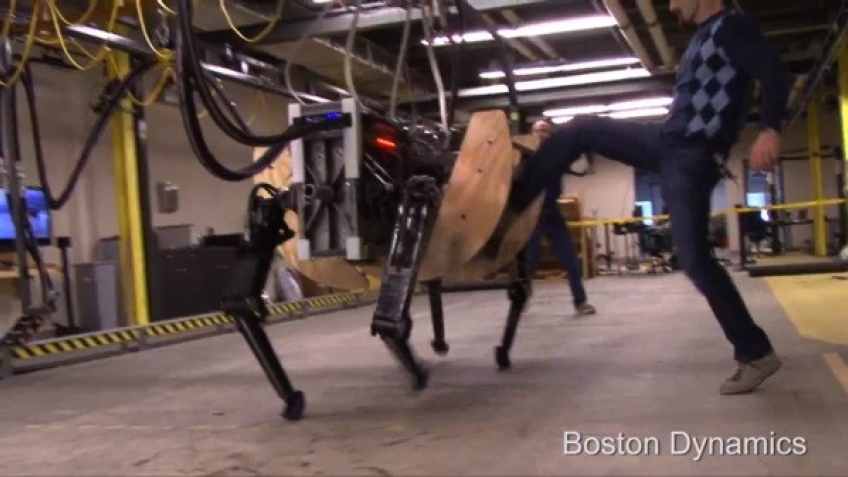 Boston Dynamics разрабатывает робота-быка для переносы патронов и оружия на поле поединка