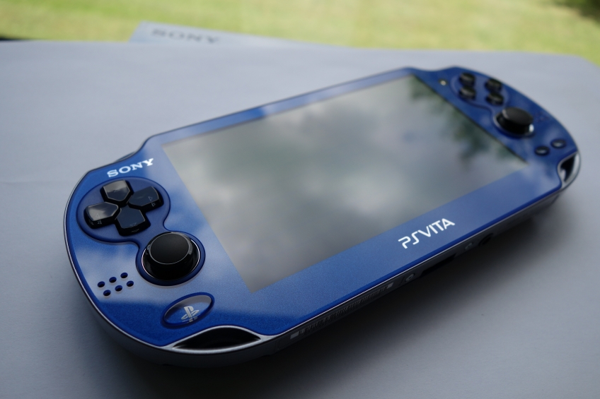 Азиатский рынок к PS Vita куда дружелюбнее, чем западный, и Sony отвечает ему тем же: например, вот эту версию Sapphire Blue выпустили только для Японии.