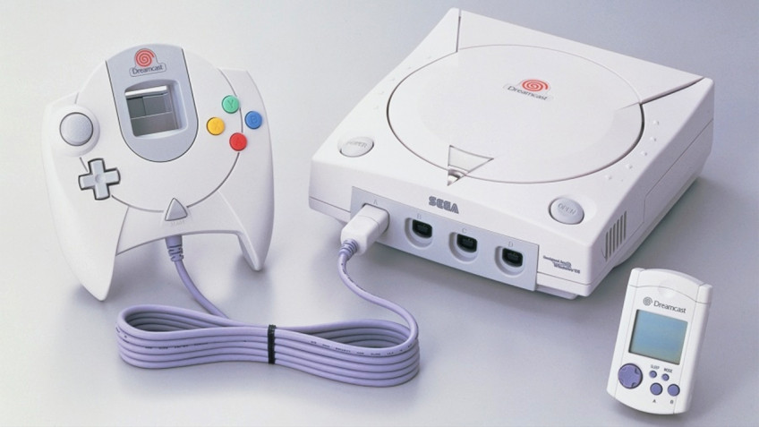 Контроллер, эволюционировавший из 3D Analog Pad для Sega Saturn, был удобен всем, кроме отсутствия второго стика. А идею с картой памяти, оснащённой экраном и автономным функционалом, впоследствии подхватила Sony и выпустила PocketStation