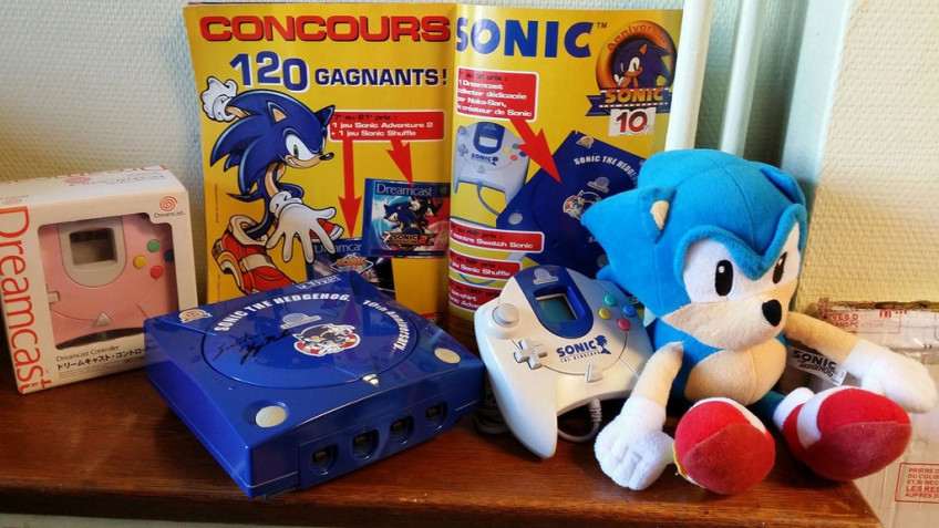 У Dreamcast было много лимитированных изданий. Одно из самых редких приурочено к 10-летию серии Sonic The Hedgehog: консоли, предназначенные для сотрудников Sega в качестве памятного подарка, подписал сам Юдзи Нака — соавтор «Соника»