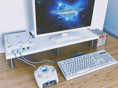 С помощью VGA Box (или китайского кабеля), клавиатуры и мыши Dreamcast превращался в ПК. Позже эту идею подхватила Sony, выпустив специальный набор вместе с Linux для PS2.