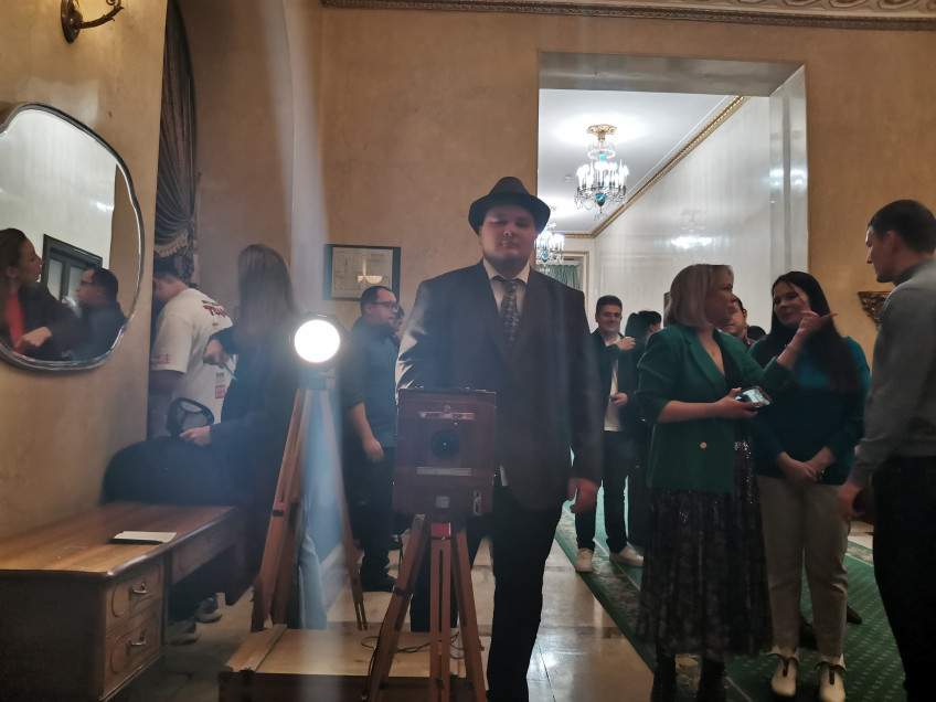 Мероприятие начинается с очередей и получения документов: сначала вас сфотографируют, а потом зарегистрируют. И поздравляем: у вас есть пропуск!