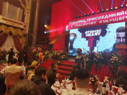 Балерины «охраняют» сцену. Слева, кстати, сидит товарищ Молотов, а справа — баба Зина.