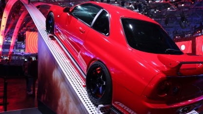 Зал, где проходила презентация ЕА, украшала вот такая вот огненная Skyline! Все ждали, что она прокатится по эстакаде, но, увы, не случилось.