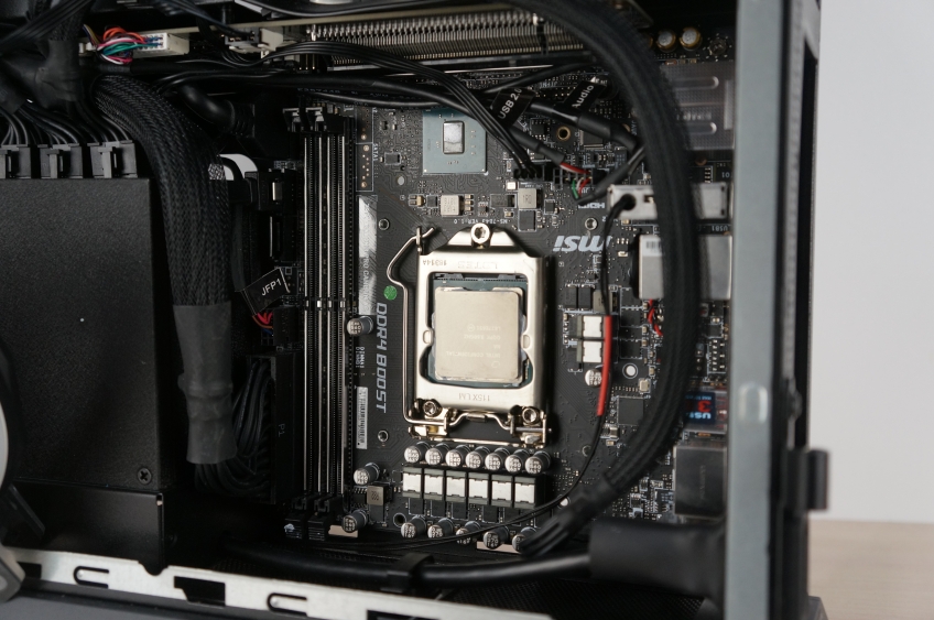 Компьютер построен на базе серийной Z370I Gaming Pro Carbon AC, у которой сняли подсветку и охлаждение системы питания