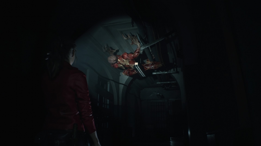 В первом сценарии этот парень просто висит под потолком и никого не трогает. Во втором… во втором он, в общем-то, обретается там же, но уже далеко не так безобиден