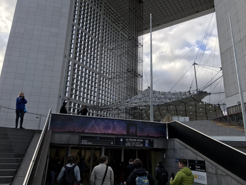 Пресс-конференция проходила в деловом районе La Defense, в зале под знаменитым П-образным небоскребом.