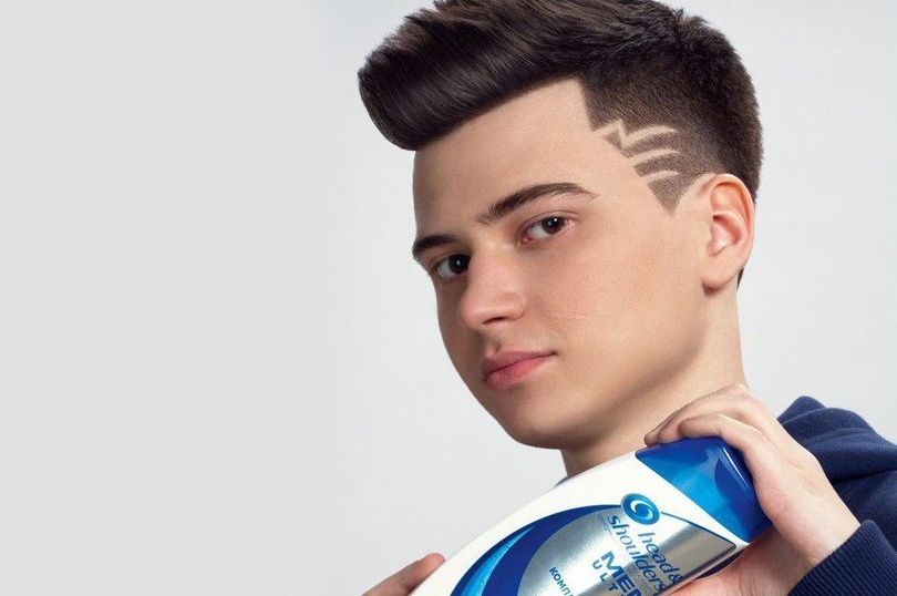 Кушнарев стал киберспортсменом-амбассадором Head & Shoulders. Вероятно, внимание производителей шампуня парень привлек волосами голубого цвета