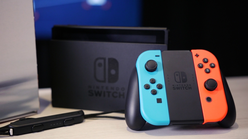 В отличие от строгих в плане форм и цветов PS4 и Xbox One, Switch выглядит... хм... позитивненько
