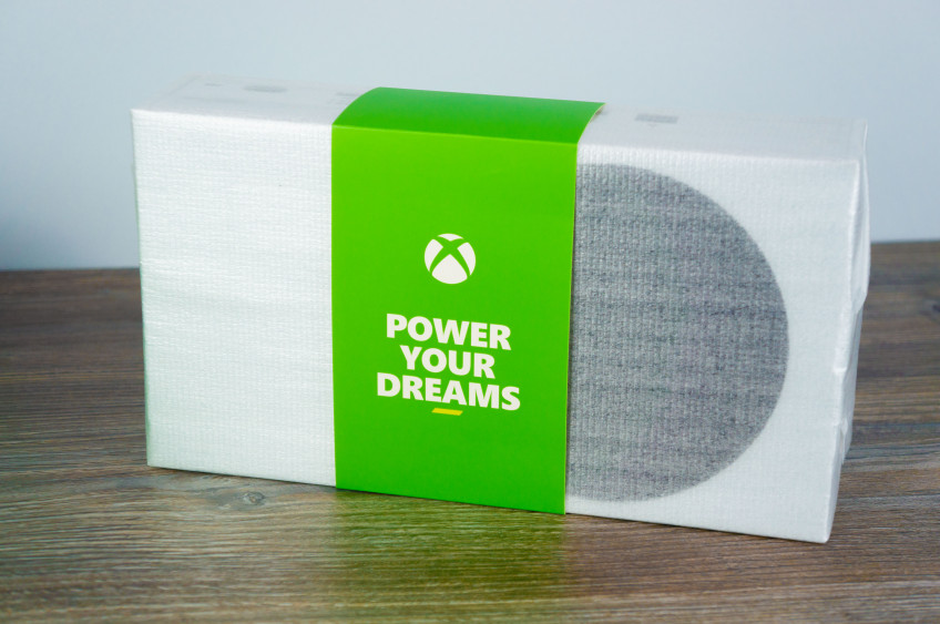 Распаковали Xbox Series S. Самая маленькая и дешёвая консоль нового поколения Распаковали Xbox Series S. Самая маленькая и дешёвая консоль нового поколения