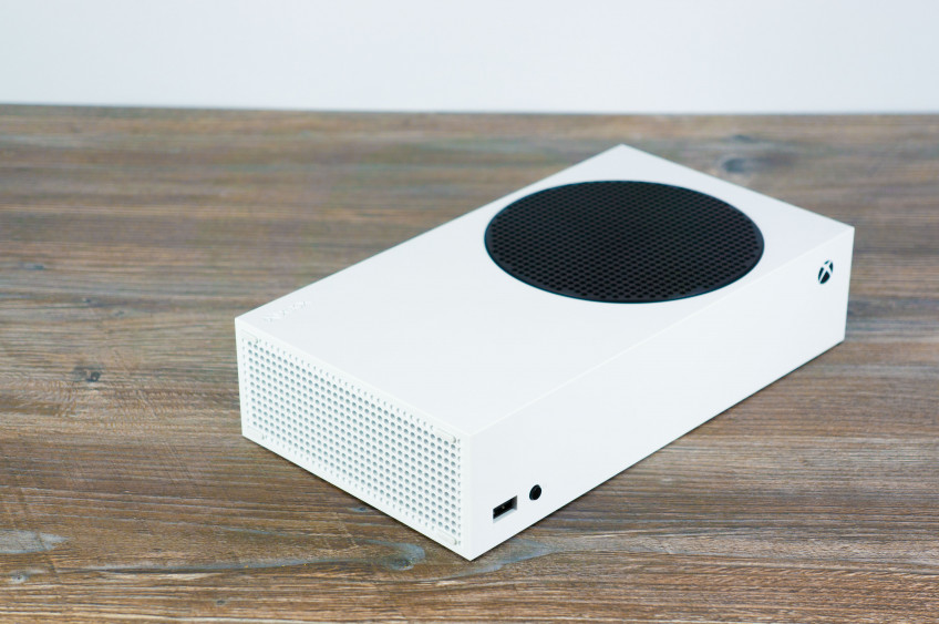 Распаковали Xbox Series S. Самая маленькая и дешёвая консоль нового поколения Распаковали Xbox Series S. Самая маленькая и дешёвая консоль нового поколения