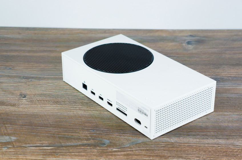 Распаковали Xbox Series S. Самая маленькая и дешёвая консоль нового поколения Распаковали Xbox Series S. Самая маленькая и дешёвая консоль нового поколения