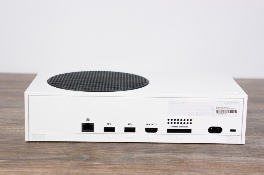 Распаковали Xbox Series S. Самая маленькая и дешёвая консоль нового поколения Распаковали Xbox Series S. Самая маленькая и дешёвая консоль нового поколения