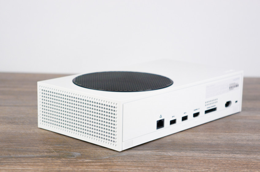 Распаковали Xbox Series S. Самая маленькая и дешёвая консоль нового поколения Распаковали Xbox Series S. Самая маленькая и дешёвая консоль нового поколения