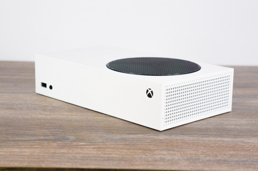 Распаковали Xbox Series S. Самая маленькая и дешёвая консоль нового поколения Распаковали Xbox Series S. Самая маленькая и дешёвая консоль нового поколения