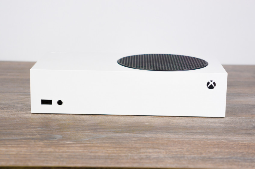 Распаковали Xbox Series S. Самая маленькая и дешёвая консоль нового поколения Распаковали Xbox Series S. Самая маленькая и дешёвая консоль нового поколения