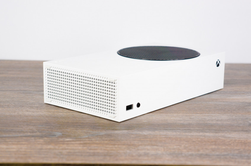 Распаковали Xbox Series S. Самая маленькая и дешёвая консоль нового поколения Распаковали Xbox Series S. Самая маленькая и дешёвая консоль нового поколения