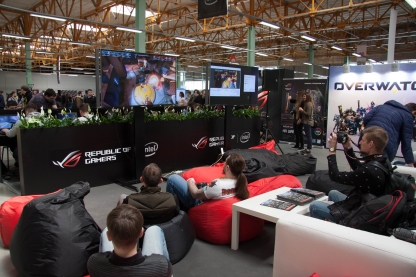 Игровая зона ASUS, где можно было поиграть в Overwatch и посмотреть отборочные игры для участия в шоу-матче на турнирной сцене.