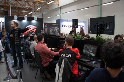 Игровая зона ASUS, где можно было поиграть в Overwatch и посмотреть отборочные игры для участия в шоу-матче на турнирной сцене.