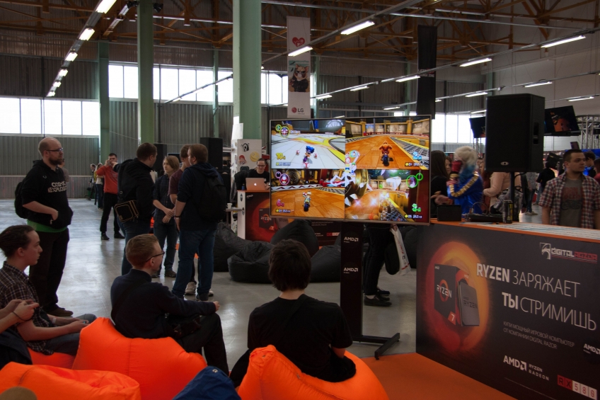 Mario Kart 8 Deluxe на Switch в режиме «разделенного экрана». Играть таким образом, как оказалось, очень весело.
