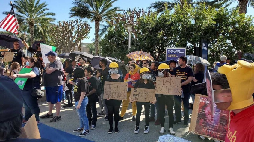 Протестующие не мешают BlizzCon, BlizzCon не мешает протестующим, праздник вне опасности