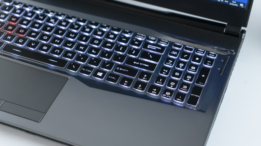 Цифровая панель у MSI получилась что надо — большая, со всеми нужными кнопками, ну почти как на обычном компьютере.