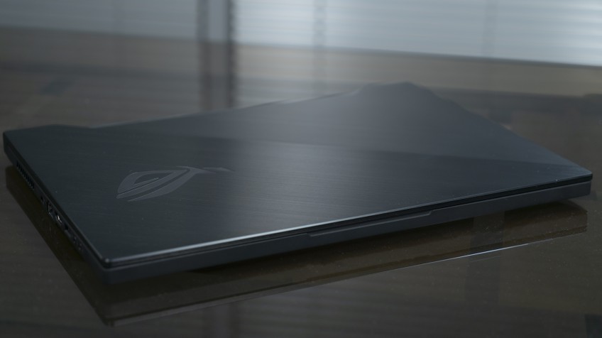 Металл на крышке у ASUS не только симпатичный, но еще и немаркий... если жирными пальцами не хватать