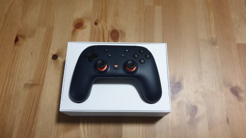 Комплектация Stadia Founder’s Edition: довольно дешёвый, по ощущениям, контроллер с зарядкой и проводом USB Type-C, устройство Chromecast Ultra, стандартный набор макулатуры, а ещё карточка с благодарственным посланием от Google и парой стикеров с логотипом сервиса. Ну и три месяца подписки Stadia Pro