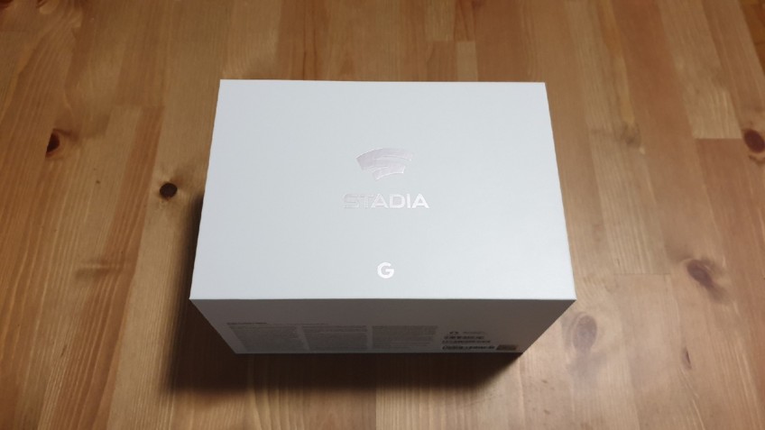 Комплектация Stadia Founder’s Edition: довольно дешёвый, по ощущениям, контроллер с зарядкой и проводом USB Type-C, устройство Chromecast Ultra, стандартный набор макулатуры, а ещё карточка с благодарственным посланием от Google и парой стикеров с логотипом сервиса. Ну и три месяца подписки Stadia Pro