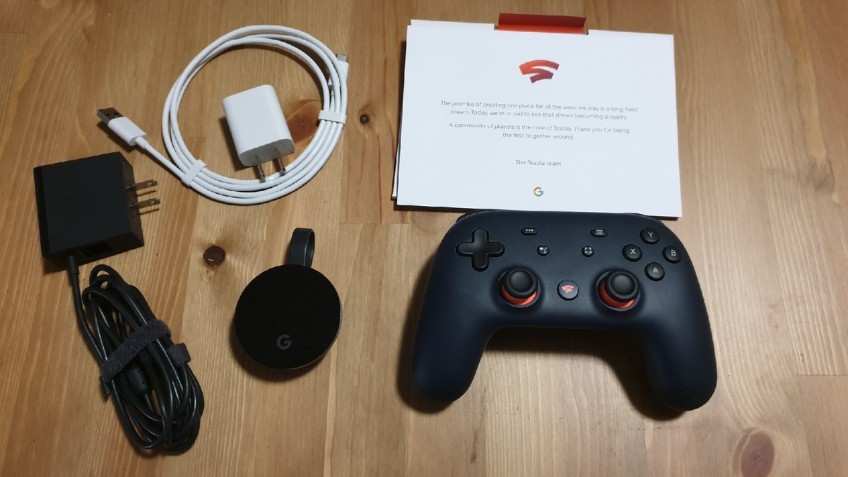 Комплектация Stadia Founder’s Edition: довольно дешёвый, по ощущениям, контроллер с зарядкой и проводом USB Type-C, устройство Chromecast Ultra, стандартный набор макулатуры, а ещё карточка с благодарственным посланием от Google и парой стикеров с логотипом сервиса. Ну и три месяца подписки Stadia Pro