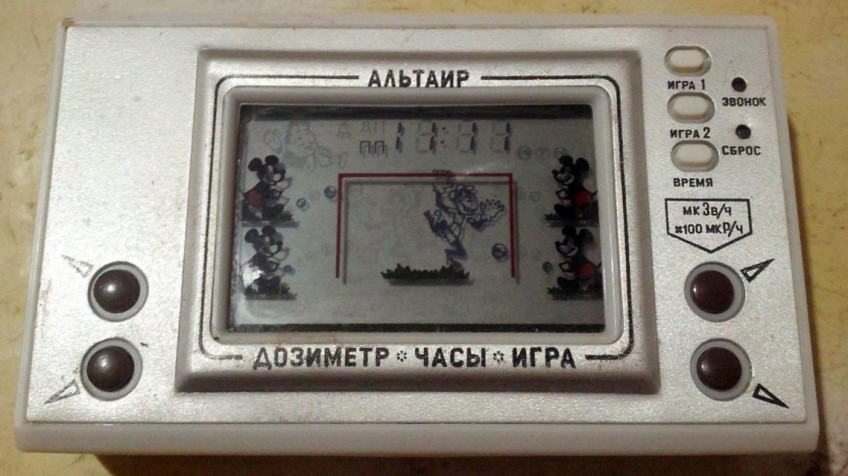 Наверное, единственная в мире консоль с дозиметром. Обезьяна-вратарь ловит мячи, Микки Маусы подают, Карлсон руководит процессом с небес. Паноптикум (фото rw6ase.narod.ru)