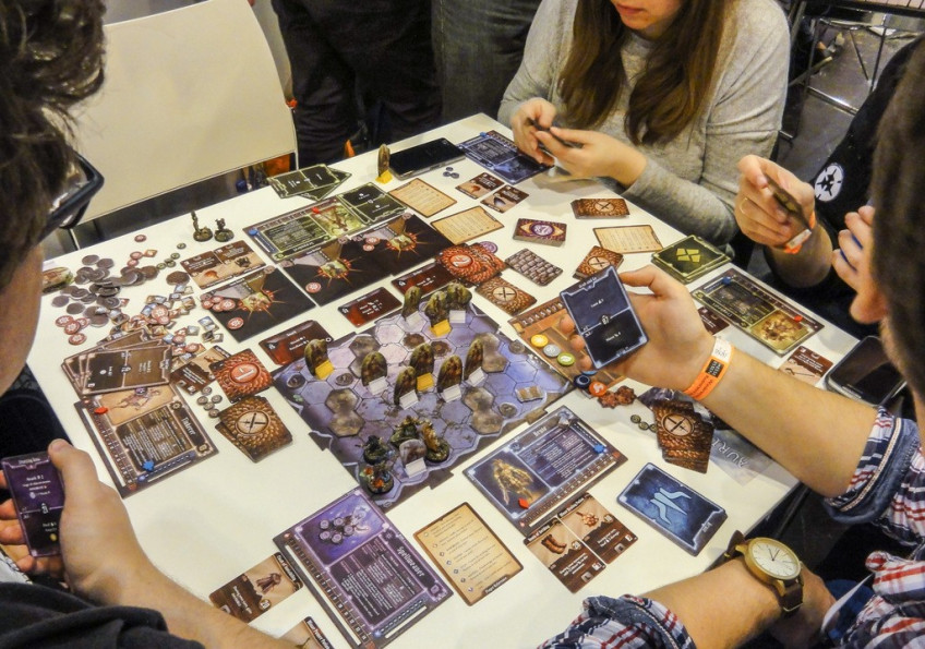 В «Gloomhaven. Мрачная гавань» , которая уже несколько лет удерживает титул настолки номер один по версии Boardgamegeek, у героев пластиковые фигурки, а у орд монстров — картонные фишки. Иначе игра была бы абсурдно дорогой