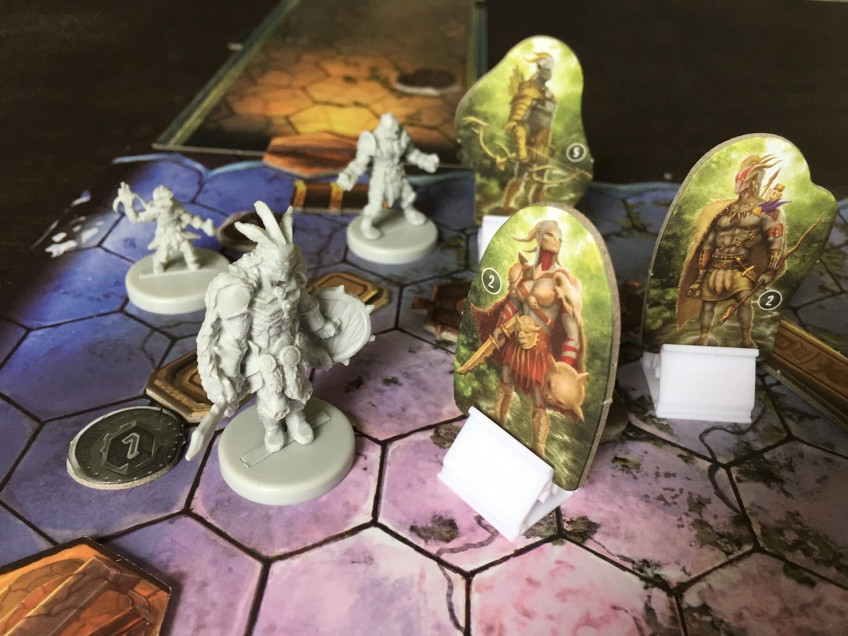 В «Gloomhaven. Мрачная гавань» , которая уже несколько лет удерживает титул настолки номер один по версии Boardgamegeek, у героев пластиковые фигурки, а у орд монстров — картонные фишки. Иначе игра была бы абсурдно дорогой