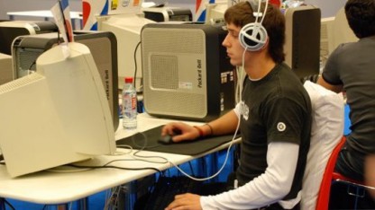 Роман «Polosat1y» Тарасенко (на фото слева) придумал «русский стиль игры» в Quake — с клавиатурой на коленях. У Тарасенко была травма кисти, из-за которой держать левую руку на столе было просто неудобно, но позже этот стиль переняли и многие другие «квакеры», в том числе зарубежные