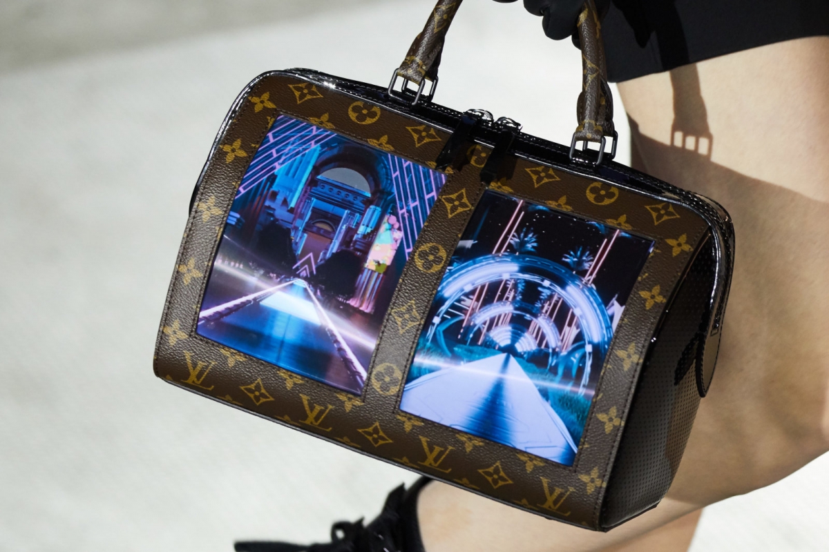 Louis Vuitton представил сумки с гибкими экранами