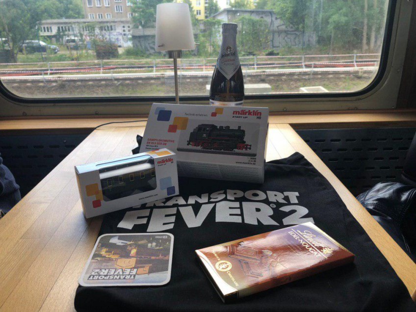 Как же без сувениров! В пресс-кит Transport Fever 2 положили модели поездов с логотипом Deutsche Bahn, бутылку берлинского пива Kindl и швейцарский шоколад Lindt — подарок из страны разработчиков