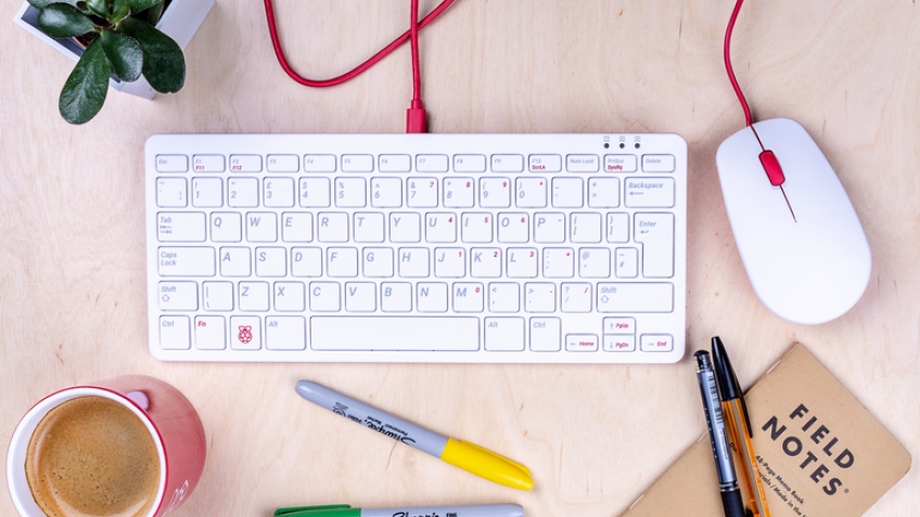 Одноплатник Raspberry Pi получил фирменные клавиатуру и мышь