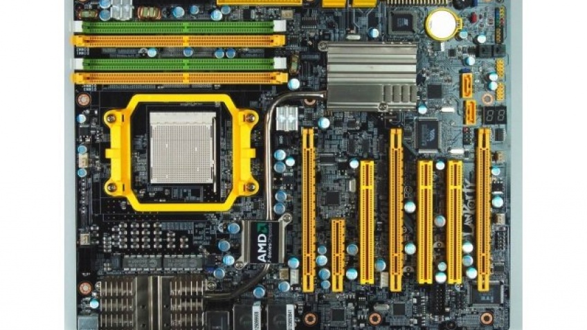 Фотографии платы DFI на основе AMD 790FX Фотографии платы DFI на основе AMD 790FX
