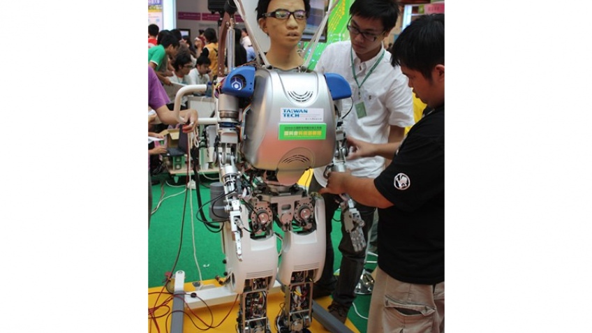 Робот с тайваньским лицом умеет ходить