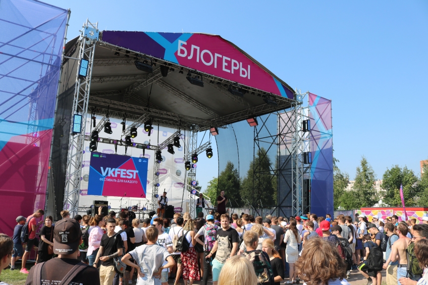 Стенд с популярными блогерами. Можно было взять автограф!