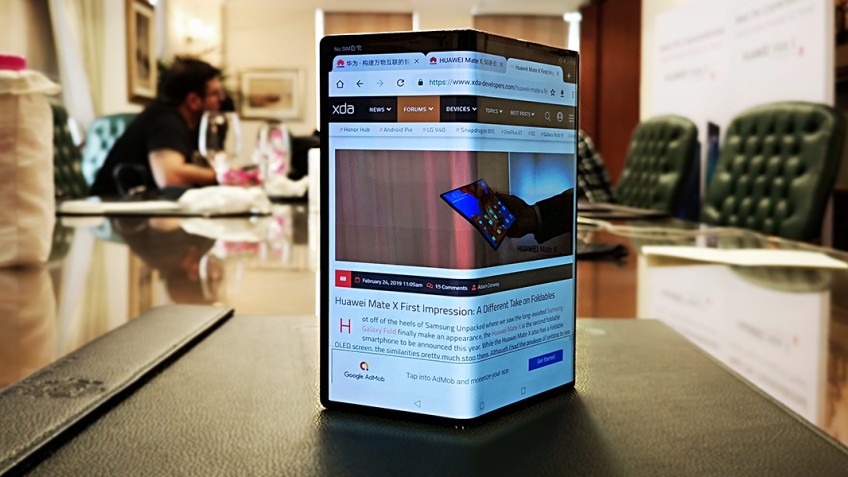 Глава Huawei показал обновлённый дизайн складного смартфона Mate X