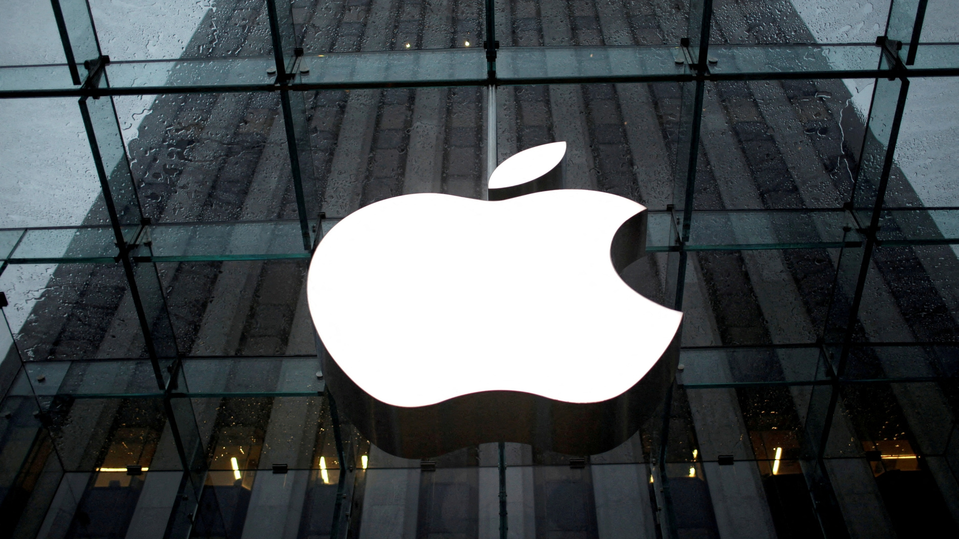 СМИ: на Apple подали в суд в связи с приостановкой деятельности в России