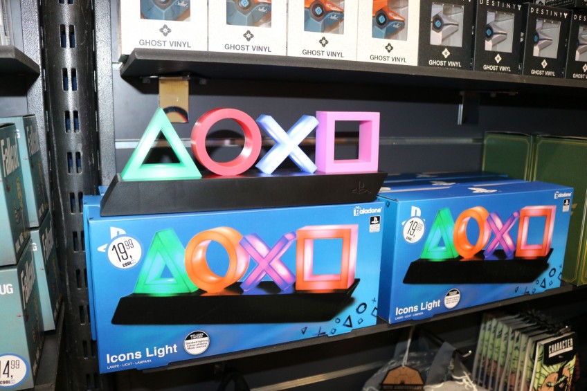 Для самых больших поклонников Sony и PlayStation: настольная лампа в виде знакомых символов. Двадцать евро — и она на вашей тумбочке