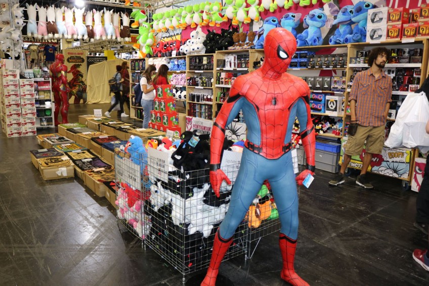 Стенды Marvel найти несложно, дружелюбный сосед виден издалека