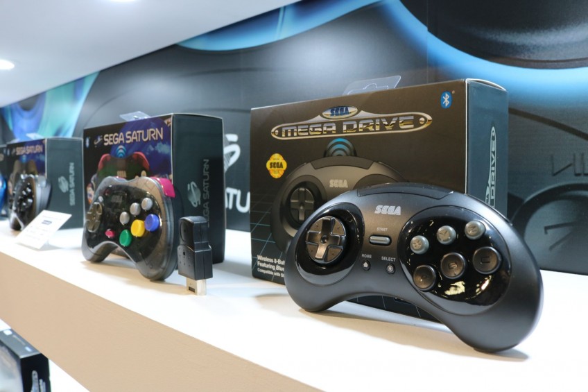 Сами консоли, разумеется, тоже можно купить, не выходя с gamescom. На снимке — ретроприставки SEGA, но они здесь не единственные