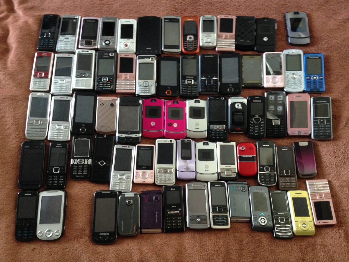 Магазин б у телефонов. Старые смартфоны. Много старых смартфонов. Куча старых телефонов. Несколько старых телефонов.