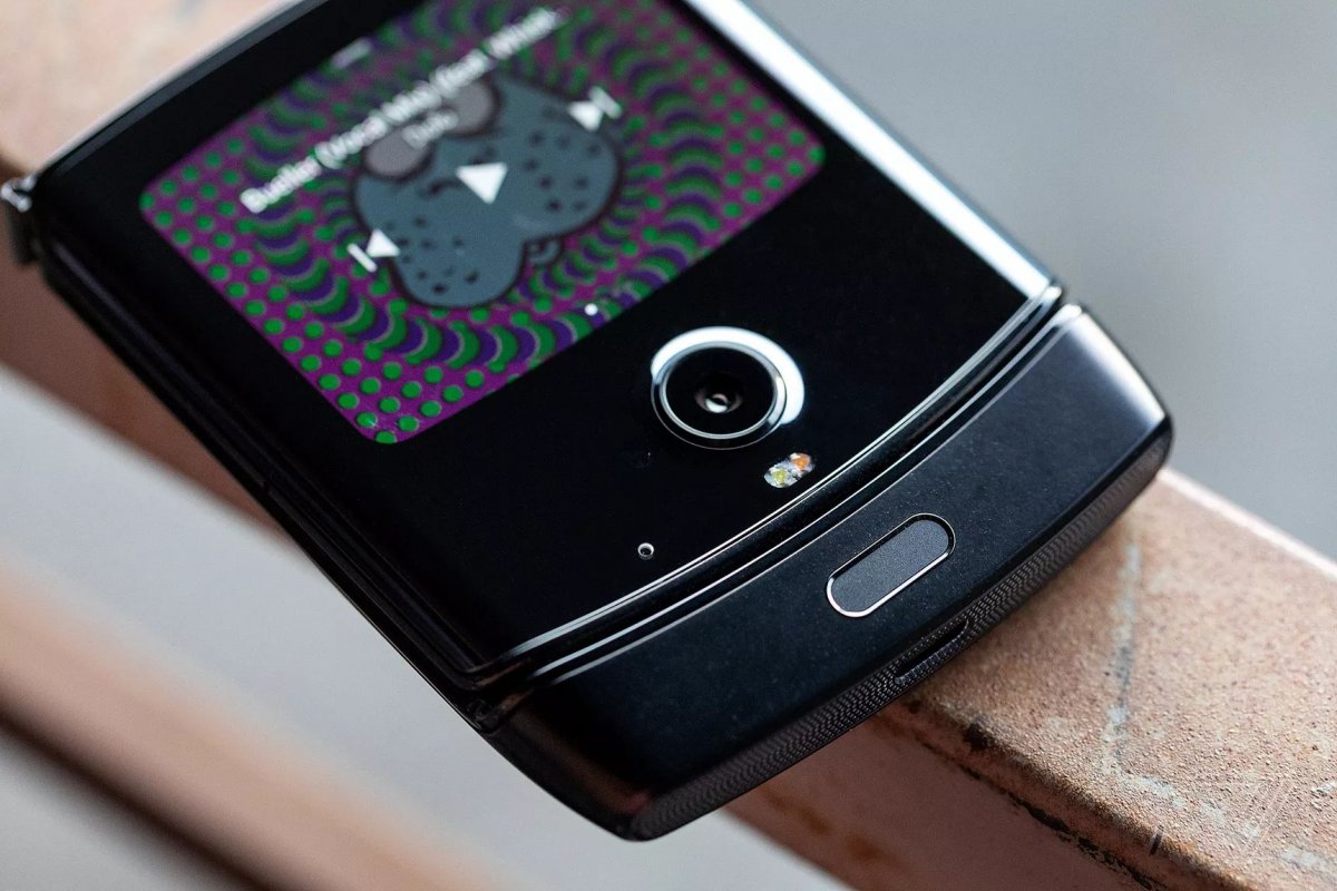Складной смартфон Motorola RAZR c гибким экраном официально представлен