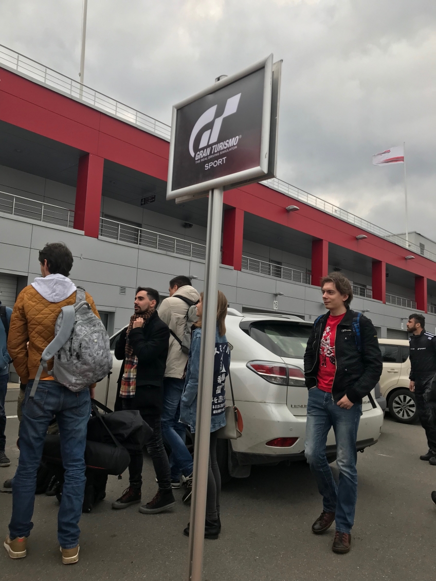 Начало большого праздника виртуального автоспорта.