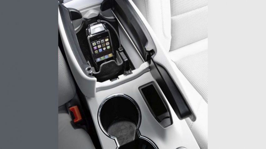 Mercedes-Benz поддерживает iPhone Mercedes-Benz поддерживает iPhone