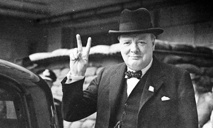 Знаменитая фотография Уинстона Черчилля на «День Победы» (V — Victory Day)